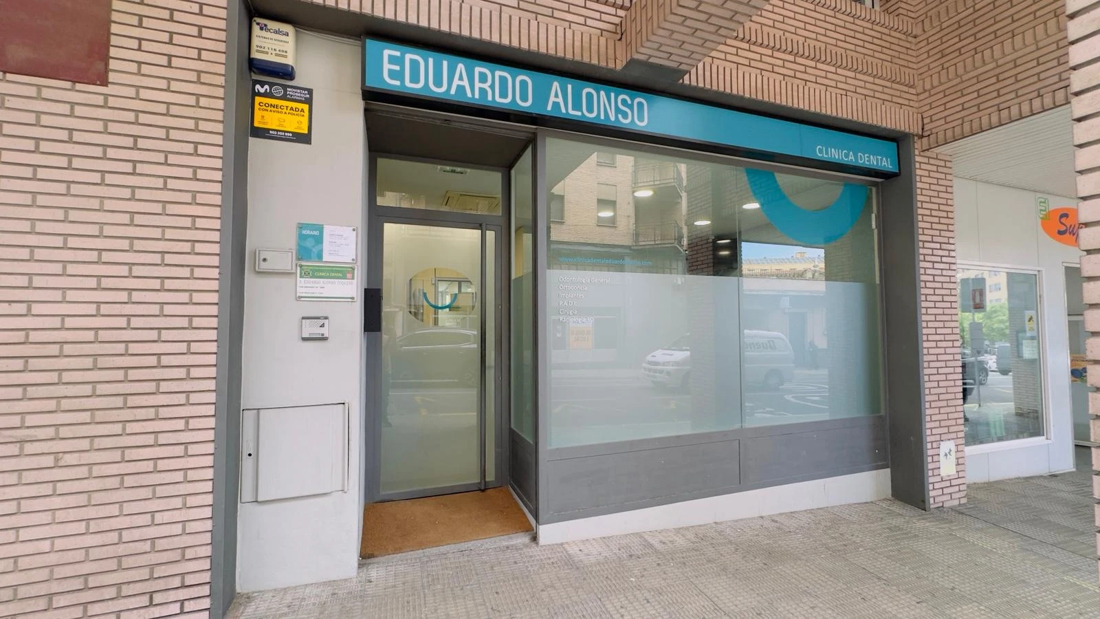 Entrada de la Clínica Dental Eduardo Alonso en Tudela, Navarra